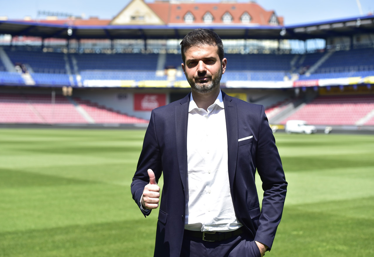 开云体育官网-前主帅：国米需要在1月引进右路新援，恩里克无法和邓弗里斯相比